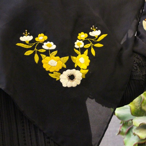 آموزش گلدوزی با دست روی لباس